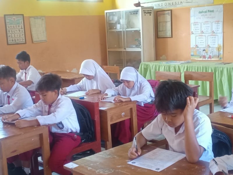 SISWA SDN 1 TREBUNGAN MENGIKUTI UJIAN SEKOLAH