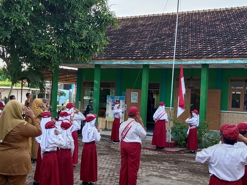 UPACARA SETIAP HARI SENIN SDN 1TREBUNGAN