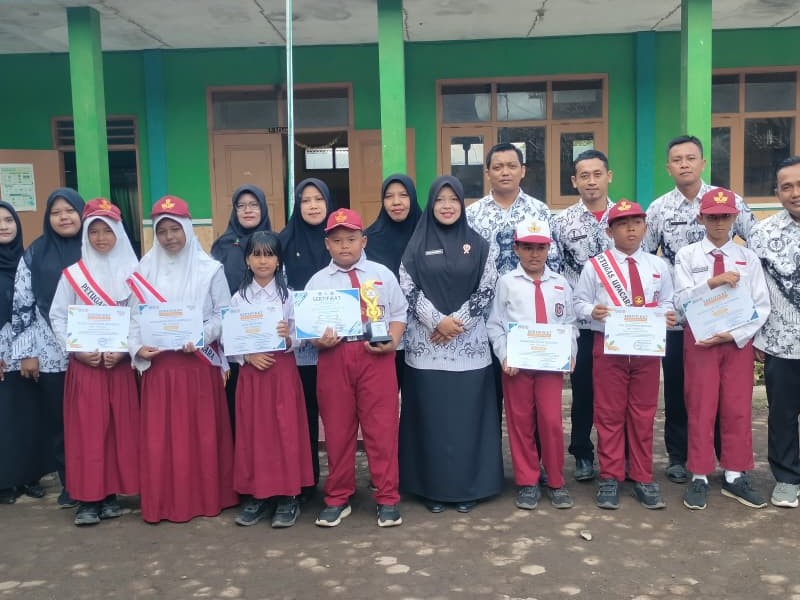 PENYERAHAN PIAGAM PENGHARGAAN KEPADA SISWA YANG BERPRESTASI