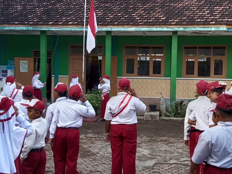 PELAKSANAAN UPACARA SETIAP HARI SENIN SDN 1 TREBUNGAN