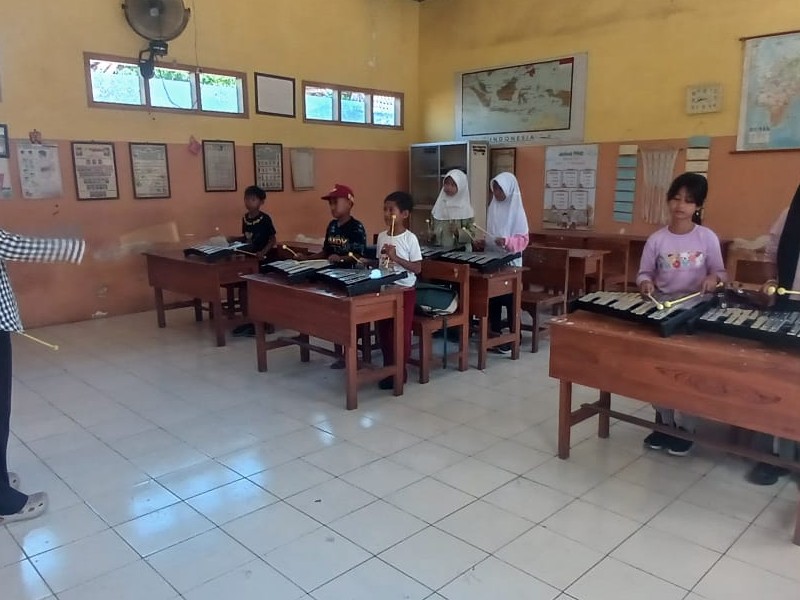 KEGIATAN PELATIHAN DRUMBAND SISWA SDN 1TREBUNGAN